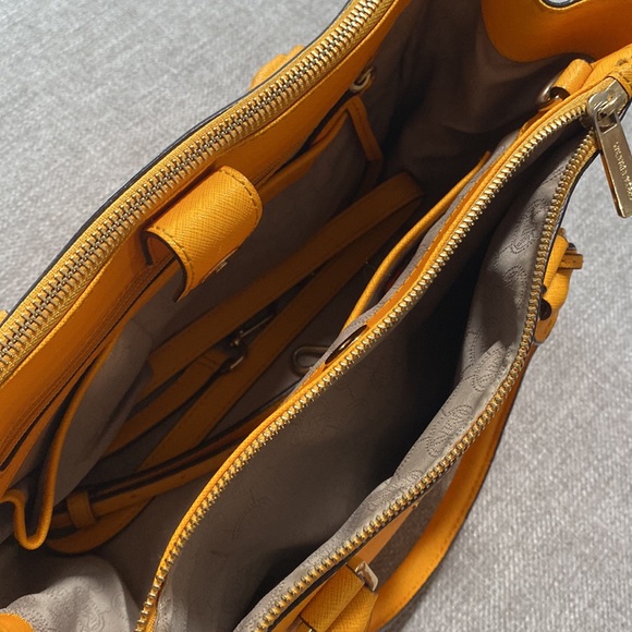 Michael Kors hand bag - Picture 5 of 8